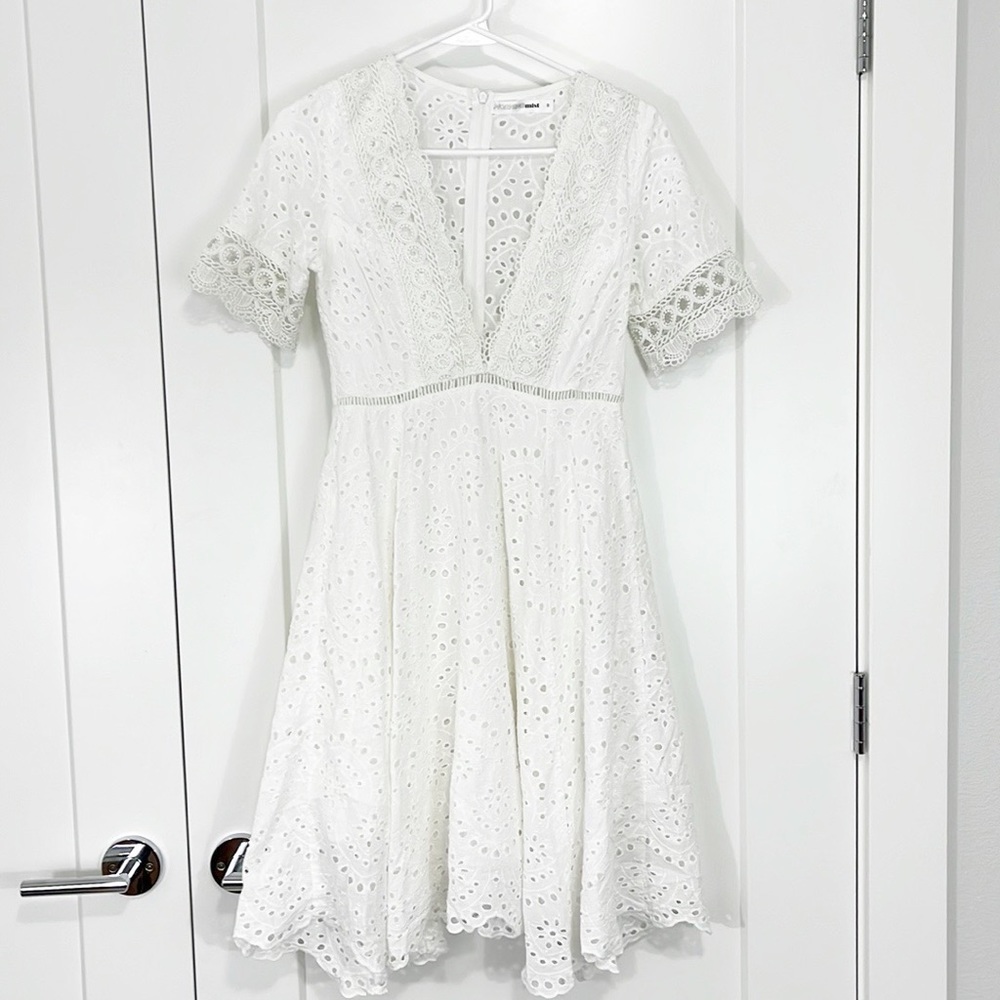 Morning Mist Size 8 White Eyelet Lace V-Neck Dress